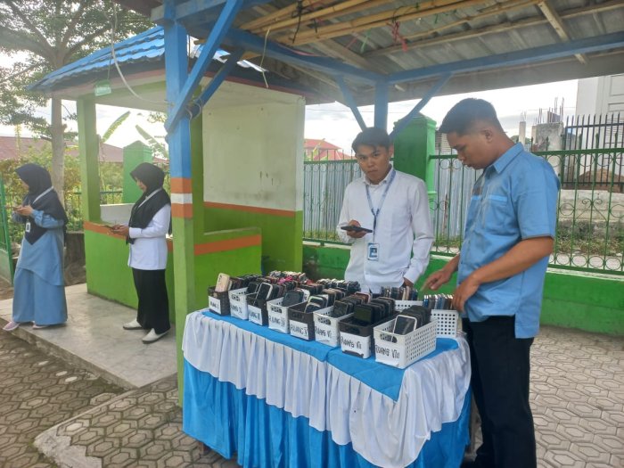 Panitia Kumpulkan Android Siswa di Area Parkiran Sebelum Ujian ASAS Dimulai