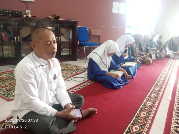 Pak Tri Pera, S. Pd Berikan Arahan Disiplin Setelah Yasinan Rutin di MTsN 6 Kerinci Pak Tri Pera, S. Pd Berikan Arahan Disiplin Setelah Yasinan Rutin di MTsN 6 Kerinci