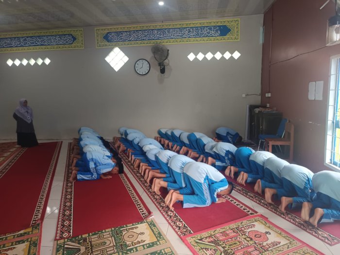 Bentuk Karakter Religius dan Disiplin Siswa Melalui Program Sholat Dhuha Berjamaah