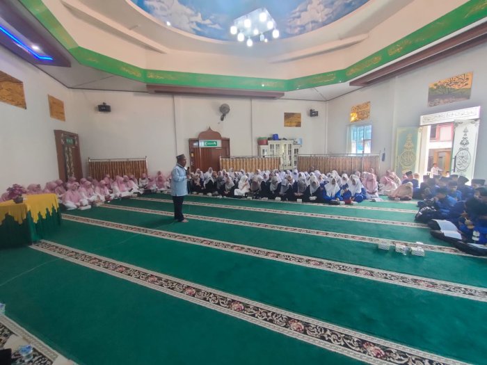 Siswa MTsN 6 Kerinci Raih Hadiah Spesial dari Penceramah pada Peringatan Maulid Nabi Muhammad SAW Siswa MTsN 6 Kerinci Raih Hadiah Spesial dari Penceramah pada Peringatan Maulid Nabi Muhammad SAW