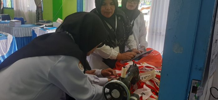 PTK MTsN 6 Kerinci Jahit Ulang Perlengkapan Upacara yang Rusak