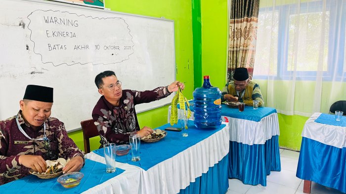 Perkuat Kebersamaan, Majelis Guru MTsN 6 Kerinci Rutinkan Makan Bersama Setiap Hari