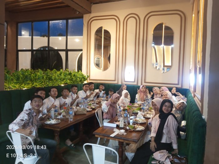 Kelas VIII A MTsN 6 Kerinci Gelar Buka Bersama di Cafe Juanda, Nuansa Mewah namun Tetap Murah Meriah