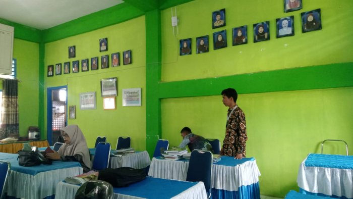 Tim Sarana MTsN 6 Kerinci Lakukan Pendataan Sarpras yang Perlu Direhab
