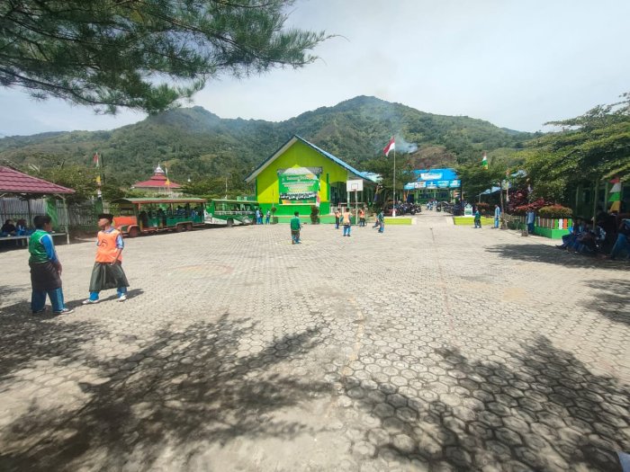 Walau Libur, Halaman MTsN 6 Kerinci Tetap Bersih dan Terawat Walau Libur, Halaman MTsN 6 Kerinci Tetap Bersih dan Terawat