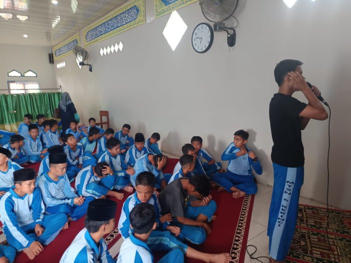 Suara Merdu Fathur Rahman Warnai Sholat Dzuhur, Bukti Kemandirian Siswa MTsN 6 Kerinci dalam Ibadah