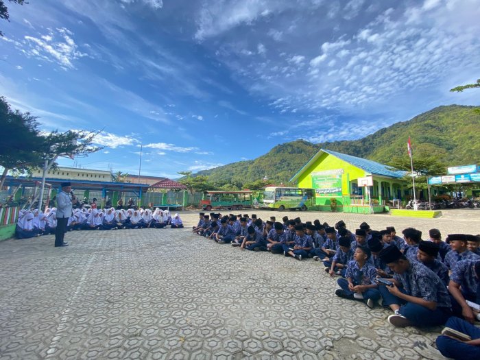 Wakabid Sarpras MTsN 6 Kerinci Sampaikan Ceramah Singkat Tata Cara Bersalaman yang Baik dalam Islam