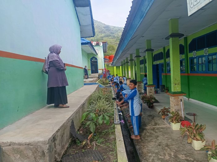 Tanamkan Karakter Religius melalui Pembiasaan Berwudhu Sebelum Sholat Dhuha