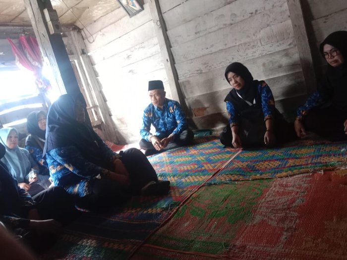 Wujud Kepedulian, Keluarga Besar MTsN 6 Kerinci Bertaziah ke Rumah Siswa yang Berduka
