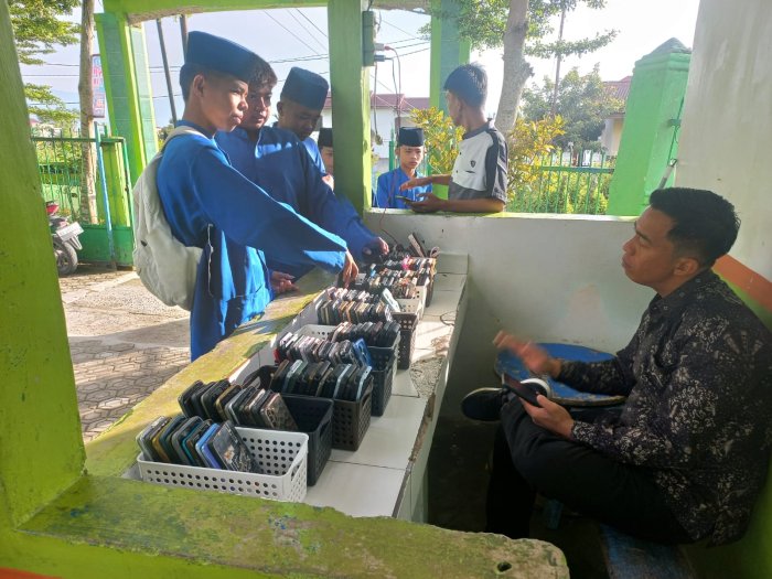 Guru Piket Kumpulkan HP Siswa untuk Kebutuhan Ujian di Pos Satpam