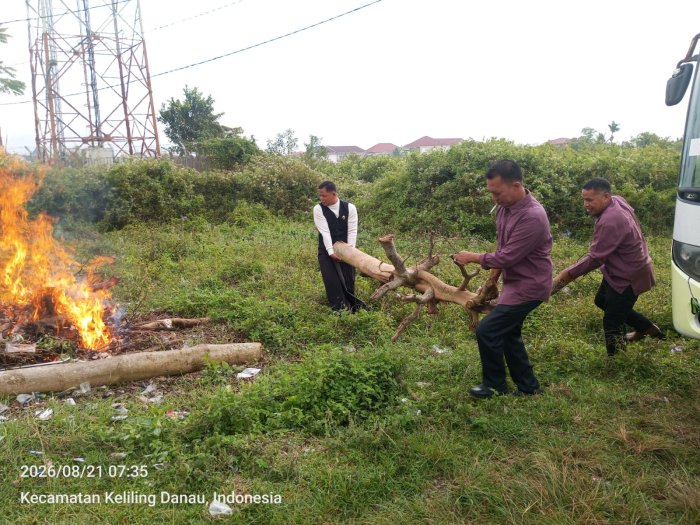 PTK MTsN 6 Kerinci Bersihkan Sisa Potongan Kayu Demi Perluasan Parkir Bus PTK MTsN 6 Kerinci Bersihkan Sisa Potongan Kayu Demi Perluasan Parkir Bus