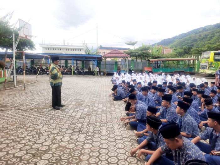 Al-Quran sebagai Penerang di Alam Kubur, Wakabid Kesiswaan MTsN 6 Kerinci Sampaikan Tausiyah Penuh Hikmah