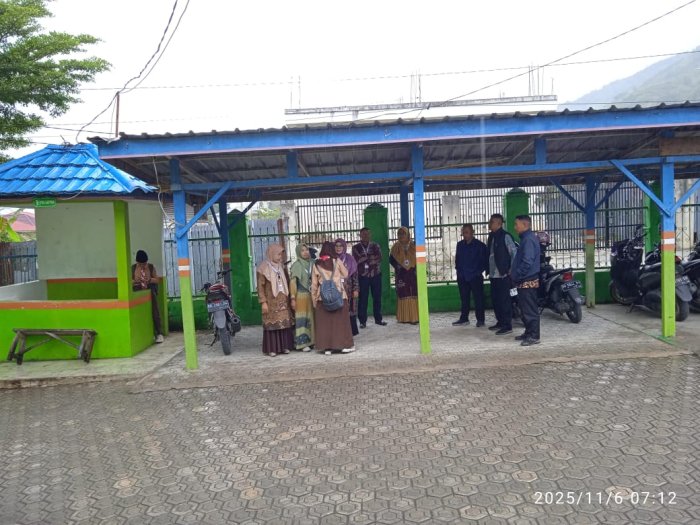Guru Piket Manfaatkan Arena Parkir untuk Sambut Siswa di Tengah Hujan Deras