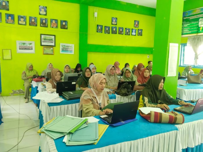 Tuntas dan Tepat Waktu! Guru dan Wali Kelas MTsN 6 Kerinci Selesaikan Penginputan Nilai ke Rapor Digital Madrasah (RDM)