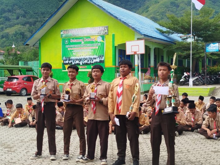 Senyum Sumringah Warnai Penyerahan Trofi Liga Sepak Bola MTsN 6 Kerinci