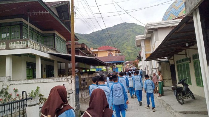 Semangat Pagi! PTK dan Siswa MTsN 6 Kerinci Susuri Jalan Tanjung Pauh Hilir dalam Jalan Santai Perdana