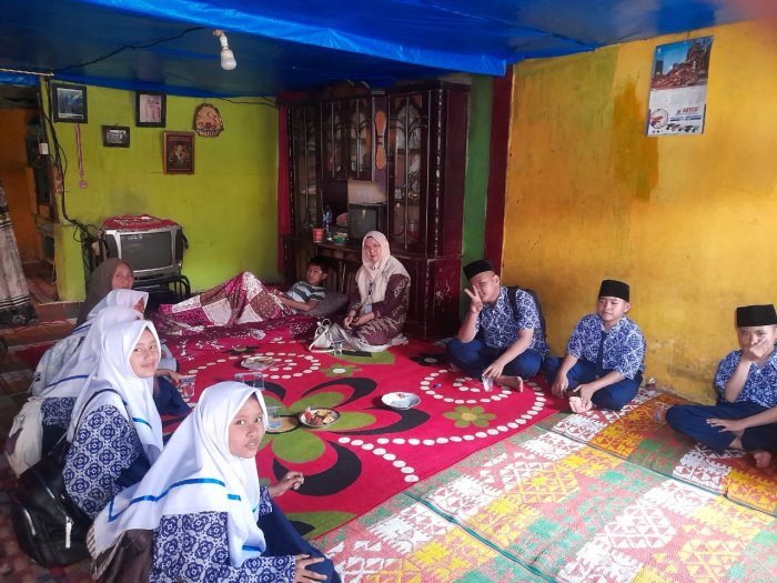Wujud Kepedulian Sesama, Siswa MTsN 6 Kerinci Sambangi Teman Sekelas yang Sakit