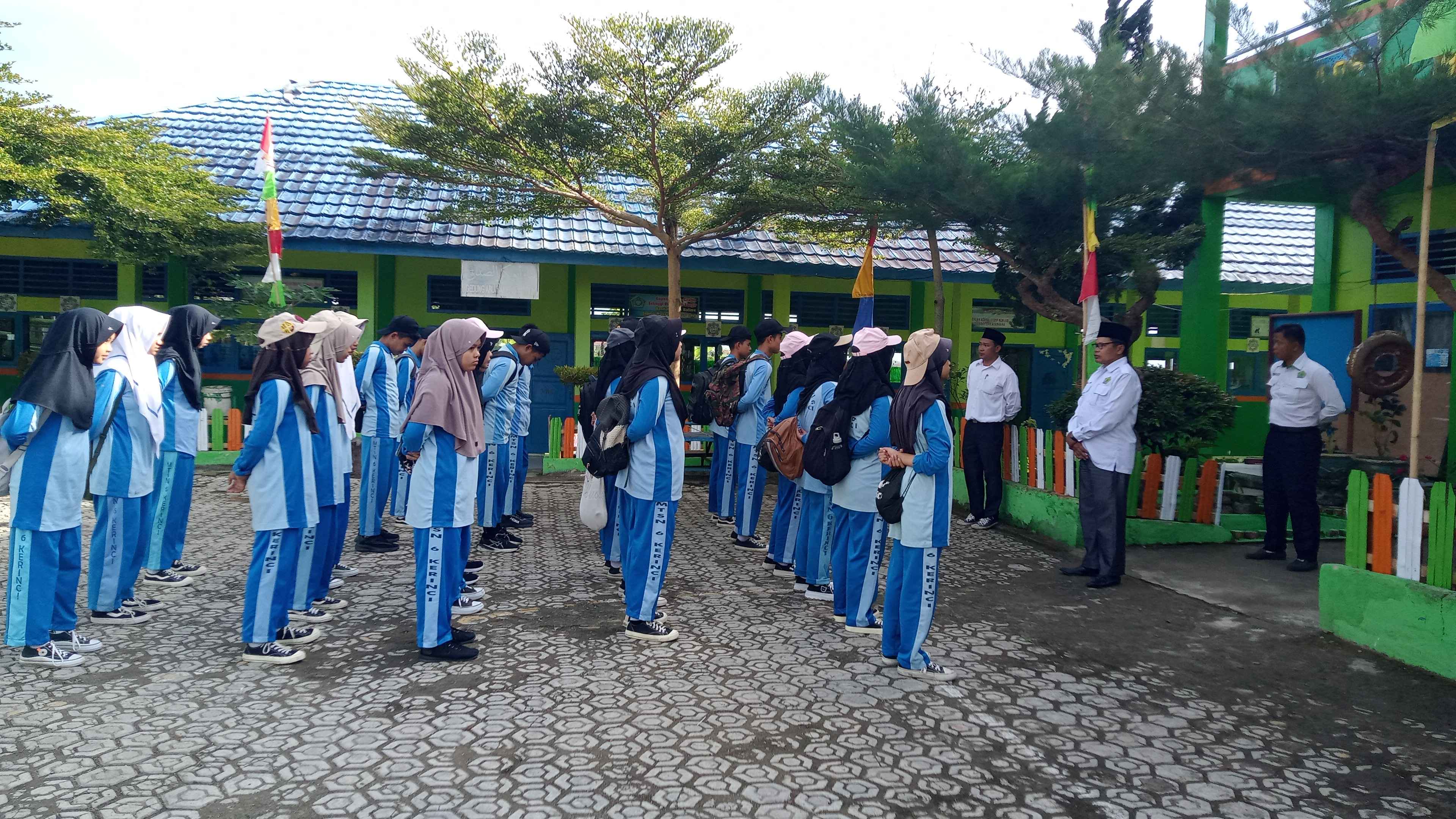 25 Siswa MTsN 6 Kerinci Dipersiapkan Wakil Kepala Bidang Kesiswaan untuk Latihan Paskibra Kecamatan 25 Siswa MTsN 6 Kerinci Dipersiapkan Wakil Kepala Bidang Kesiswaan untuk Latihan Paskibra Kecamatan