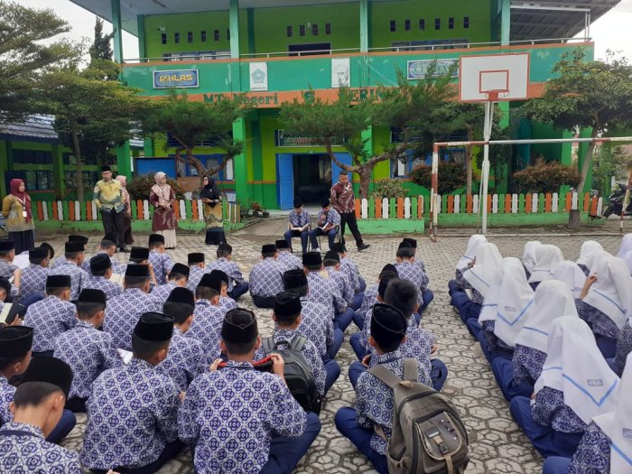 Kebersamaan dalam Ibadah: M. Fatih dan M. Alim Kelas VII B Pimpin Tadarus dan Doa di MTsN 6 Kerinci