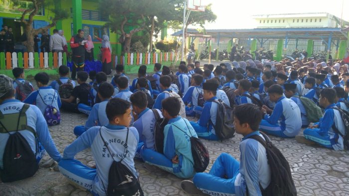 Semarakkan Sumpah Pemuda, MTsN 6 Kerinci Bagikan Stiker Bendera untuk Semangati Jelajah Alam Semarakkan Sumpah Pemuda, MTsN 6 Kerinci Bagikan Stiker Bendera untuk Semangati Jelajah Alam