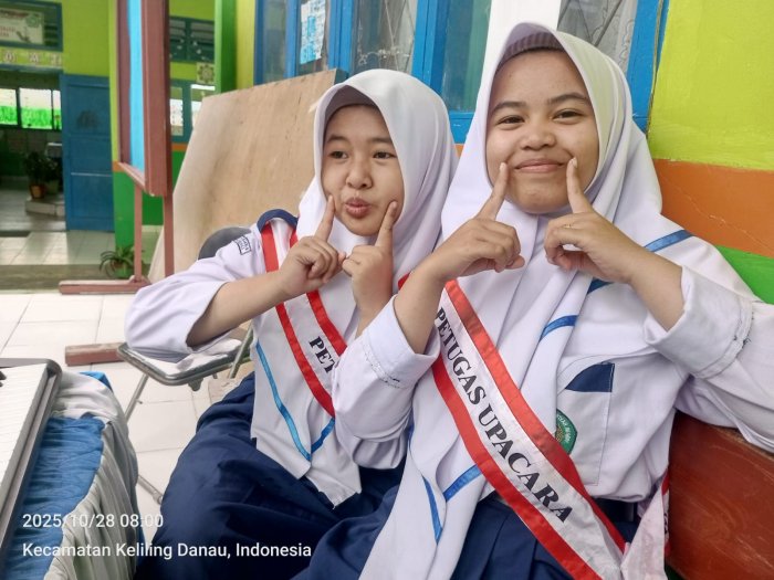 Aqila dan Syavira, Pianis Berbakat Kelas VIII Sukses Hiasi Upacara Hari Sumpah Pemuda di MTsN 6 Kerinci
