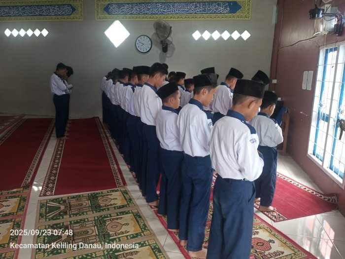 Azim Mubarok, Siswa Kelas VIII B Pimpin Shalat Dhuha Bersama di MTsN 6 Kerinci Azim Mubarok, Siswa Kelas VIII B Pimpin Shalat Dhuha Bersama di MTsN 6 Kerinci