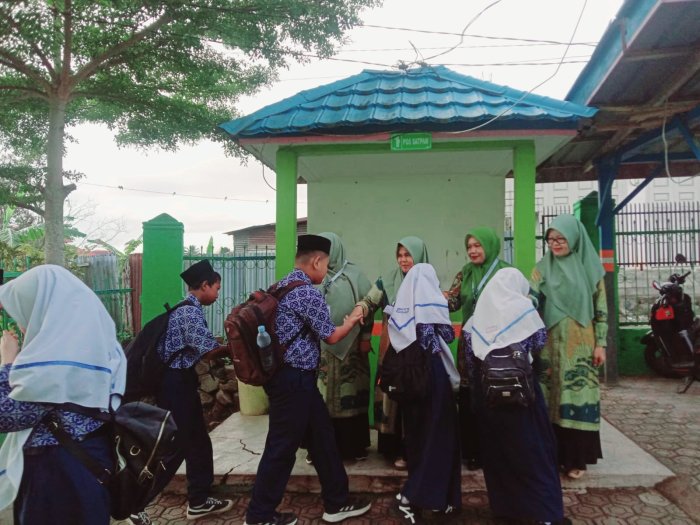 Menanamkan Adab di Atas Ilmu, Program 5S Terus Digalakkan Sejak Pagi di MTsN 6 Kerinci