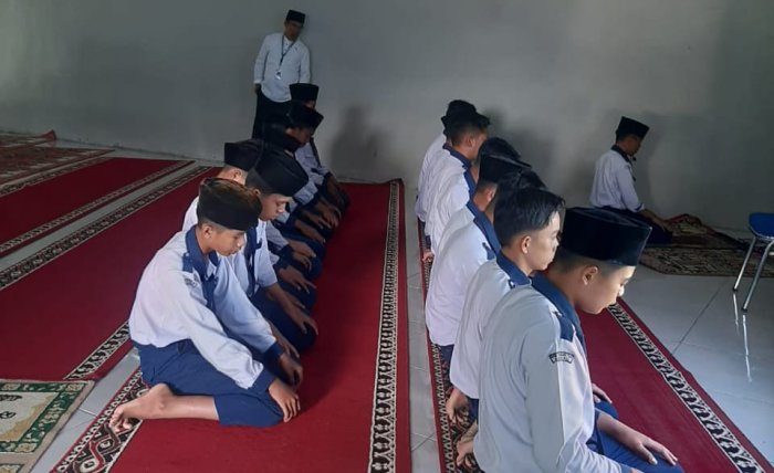 Tajrialdi Siswa Kelas 9A Jalankan Tanggung Jawab sebagai Imam Sholat Dhuha Tajrialdi Siswa Kelas 9A Jalankan Tanggung Jawab sebagai Imam Sholat Dhuha