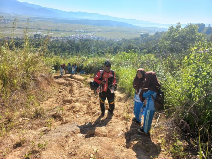 Semangat Gotong Royong Warnai Jelajah Alam MTsN 6 Kerinci, Guru Rela Bawakan Tas Rekan yang Kelelahan