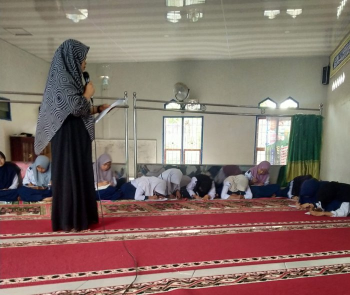 Pembina Bahasa Laksanakan Ekstrakurikuler Pembinaan Bahasa di MTsN 6 Kerinci