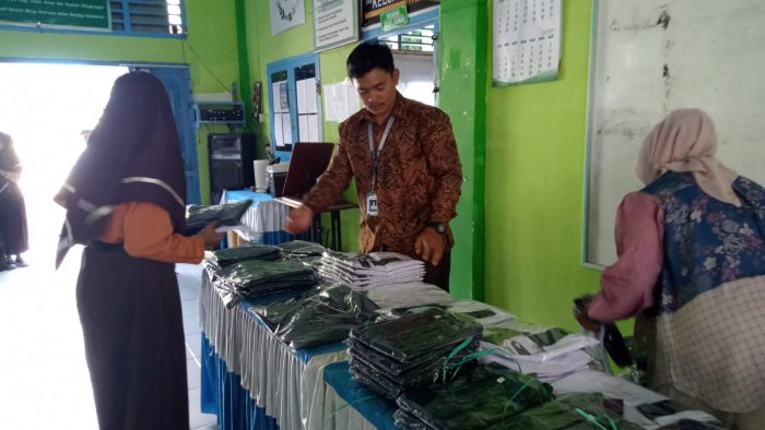 PTK MTsN 6 Kerinci Distribusikan Baju Putih Dongker untuk Siswa Kelas 7 PTK MTsN 6 Kerinci Distribusikan Baju Putih Dongker untuk Siswa Kelas 7
