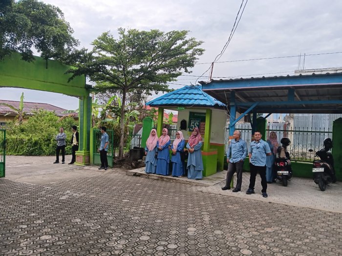 Guru Piket MTs N 6 Kerinci Sambut Siswa di Gerbang Setiap Hari Guru Piket MTs N 6 Kerinci Sambut Siswa di Gerbang Setiap Hari