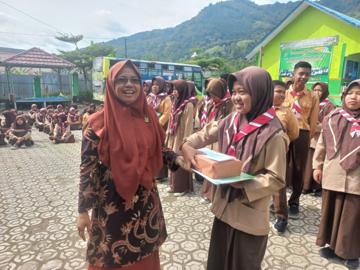 Siswi Kelas VIII A  AZZAHRA NEBYZA Raih Juara Umum I MTsN 6 Kerinci