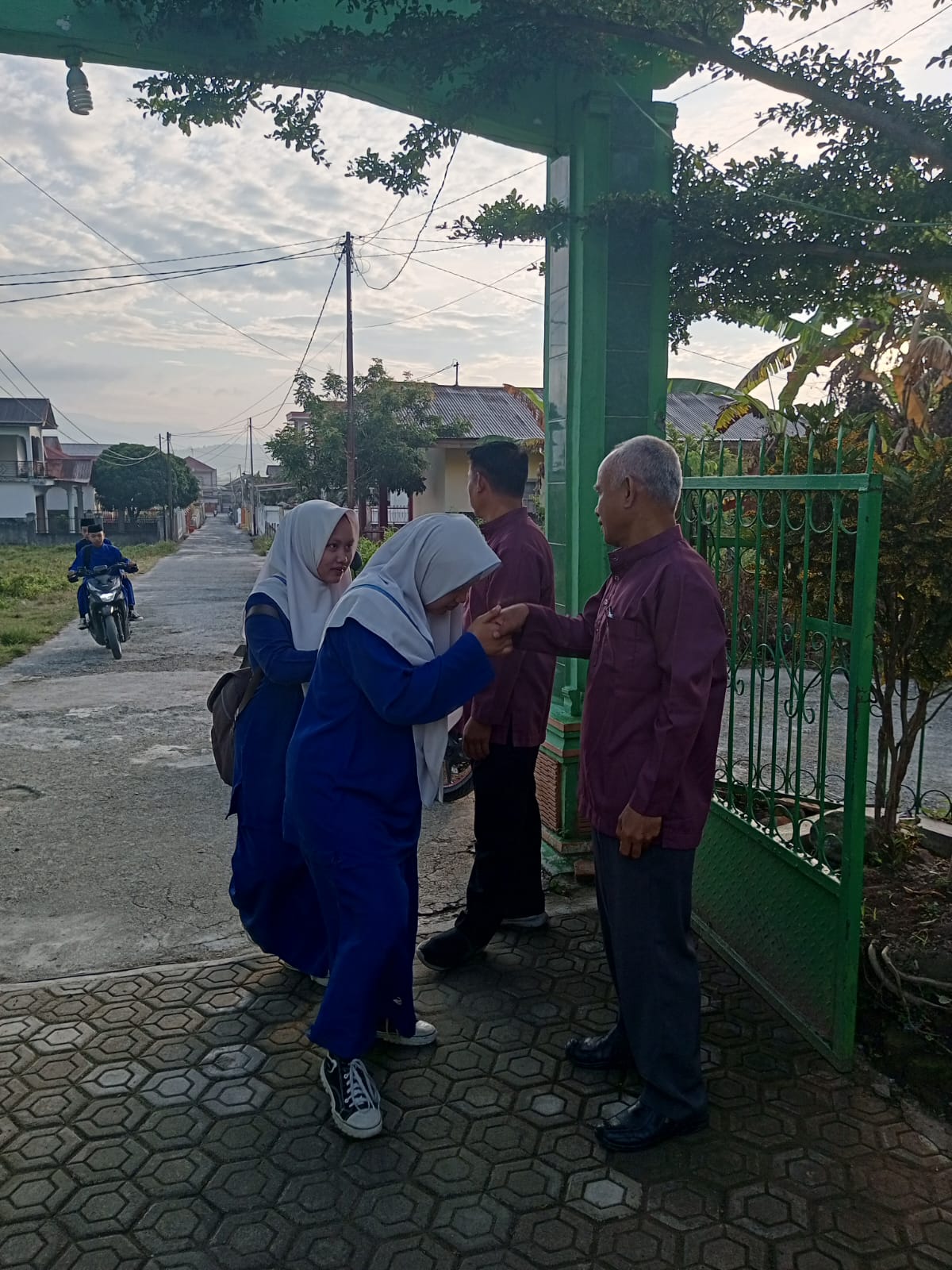 Pentingnya Menyambut Siswa di Gerbang Madrasah Pentingnya Menyambut Siswa di Gerbang Madrasah