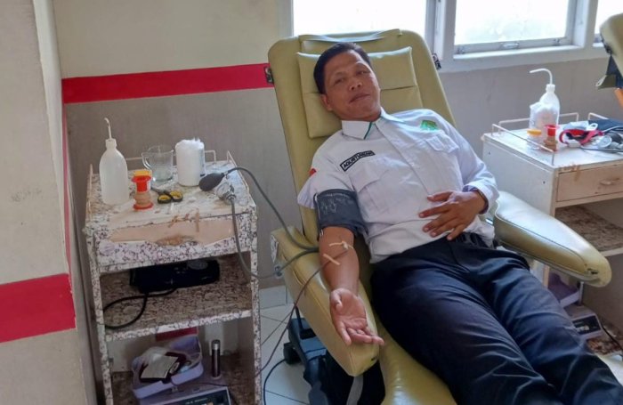 Guru MTsN 6 Kerinci Lakukan Donor Darah, Wujud Nyata Kepedulian Terhadap Sesama