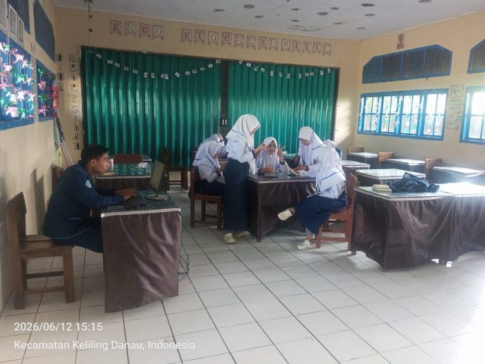 Semangat Berkarya Tak Terhalang Jarak, Wali Kelas VIII A MTsN 6 Kerinci Dampingi Siswa Lewat Video Call