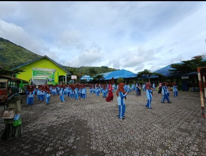 Semangat Pagi! MTsN 6 Kerinci Gelar Senam Sabtu Sehat Ceria di Lapangan Madrasah
