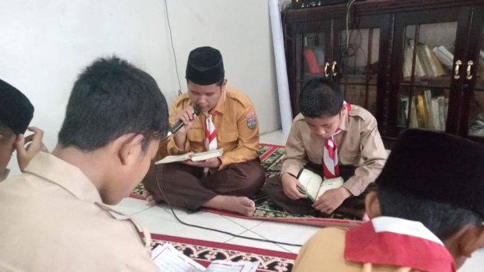 Dirga Siswa Kelas VIID Pimpin Tadarus Dengan Suara Merdu