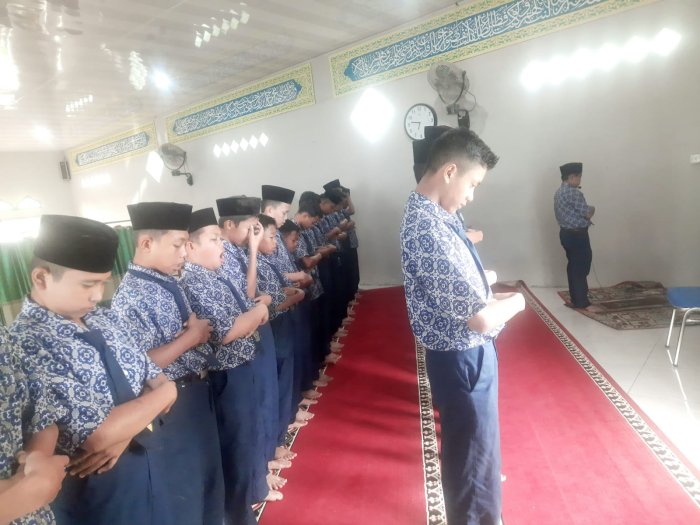 Kepemimpinan Muda Tumbuh, Faris Hadi Rahman Pimpin Sholat Dhuha Berjamaah di MTsN 6 Kerinci