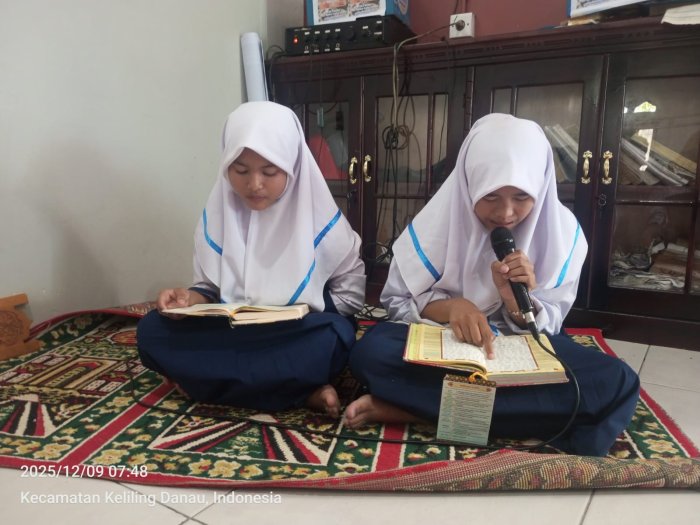 Aqila Fatina dan Hafizha Amalia Pandu Pembacaan Al-Quran dengan Suara Lantang di Mushalla MTsN 6 Kerinci