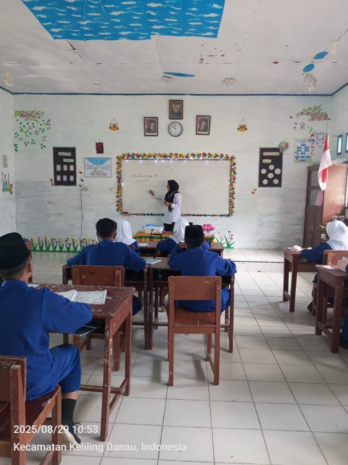 Keseriusan Ibu Nesva Rulina, S. Pd dalam Membuat Video PPG Keseriusan Ibu Nesva Rulina, S. Pd dalam Membuat Video PPG