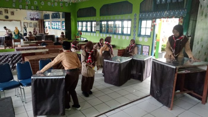 Siswa MTsN 6 Kerinci Bahu-Membahu Bersihkan Kelas Usai Lomba Fahmil Quran