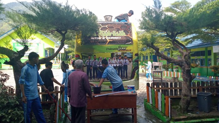 Bus Antar Jemput MTsN 6 Kerinci Mendapat Perawatan Body dari Pengurus Bus Antar Jemput MTsN 6 Kerinci Mendapat Perawatan Body dari Pengurus