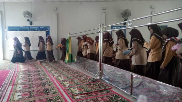 Budaya Antri Keluar Mushola, Cermin Tertib dan Sopan Santun Siswa MTsN 6 Kerinci