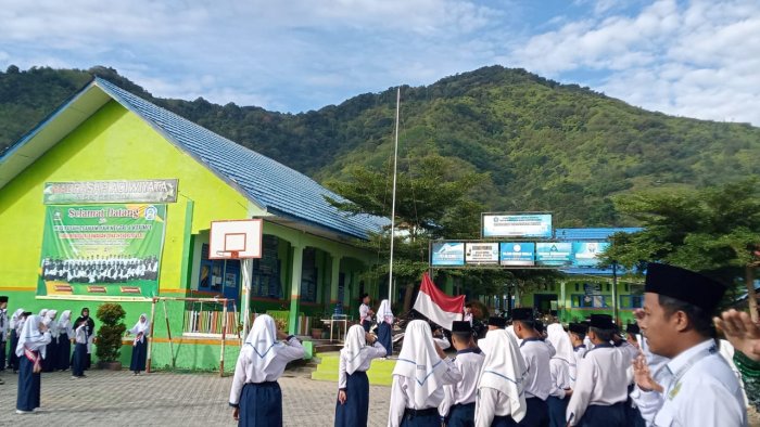 Meskipun Terjadi Sedikit Insiden, Sang Merah Putih Berhasil Dikibarkan dengan Khidmat