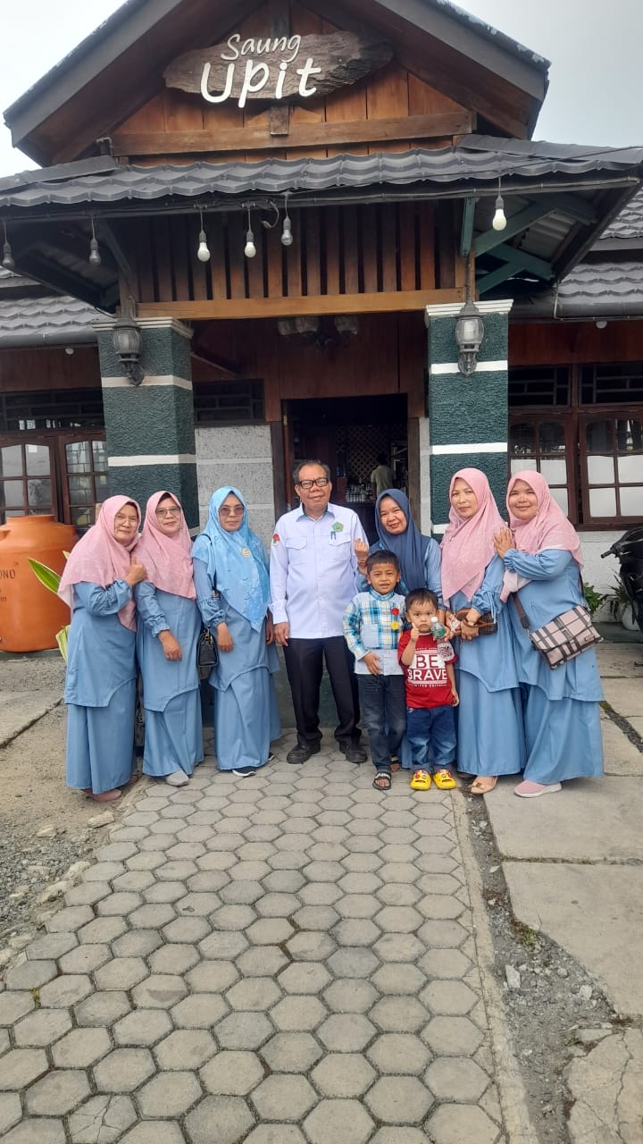 H. Amri Daran, S.Pd Traktir Makan Guru dan Staf TU MTsN 6 Kerinci Sebagai Wujud Kebersamaan