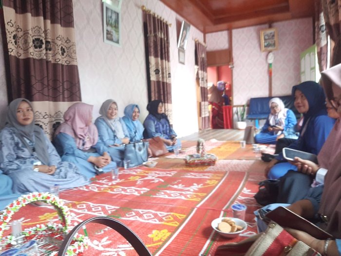 Kepala Madrasah Beserta Rombongan Kunjungi Ibu Haditia Purnama, S.Pd yang Baru Melahirkan Putri Pertama