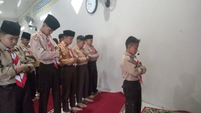Tanpa Diminta, Mustafa Siswa Kelas 8E Tunjukkan Keteladanan dengan Maju Menjadi Imam Sholat Dhuha