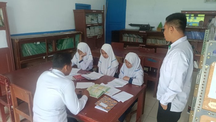 Team Pembina IPA Bina Siswa OMI IPA di Perpustakaan MTsN 6 Kerinci