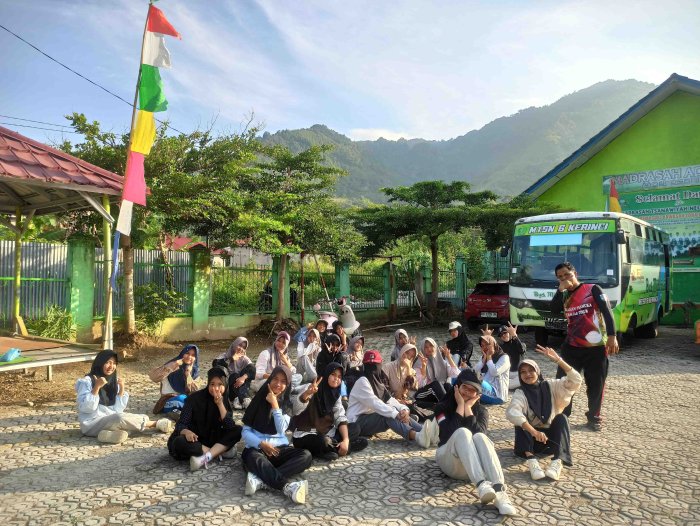 Persiapan Pasukan Barisan MTsN 6 Kerinci, Alumni Turut Kobarkan Semangat Menuju Lomba Barisan Indah Tingkat Kabupaten Persiapan Pasukan Barisan MTsN 6 Kerinci, Alumni Turut Kobarkan Semangat Menuju Lomba Barisan Indah Tingkat Kabupaten